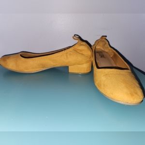 Block heel suede shoe